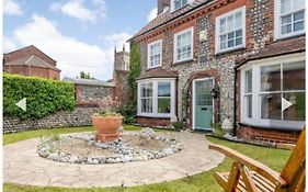 West Cottage. Central, Beautiful, 2 Mins To Beach.
